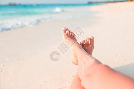 在浅水的白沙滩上 女人的脚蓝色休闲晴天赤脚阳光棕褐色海岸线闲暇足部脚趾图片