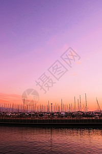 日落 旅行和休闲时间在地中海海岸港口的游艇和船只海洋余弦蓝色闲暇旅游帆船天堂巡航水景航程图片