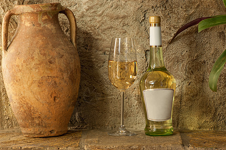 白葡萄酒和老酒杯图片