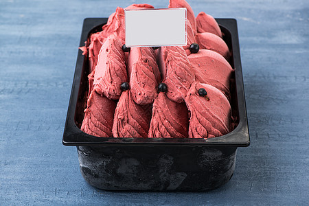 塑料容器中的冰淇淋味道甜点营养蓝色奶制品香草食物盒子产品水果图片