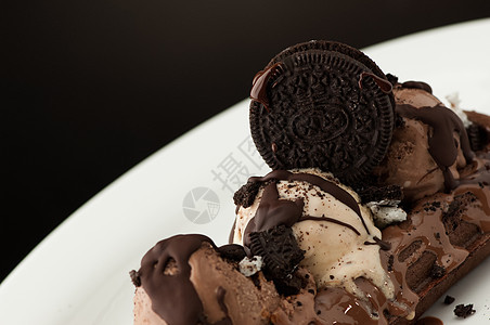 盘子里的松饼和冰淇淋食物反射糖浆甜点蛋糕焦糖小吃圆圈巧克力小号图片