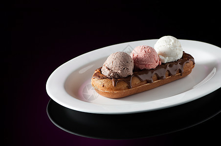 盘子里的松饼和冰淇淋紫色糖浆蛋糕面包胡扯水果小吃椭圆形圆圈香草图片