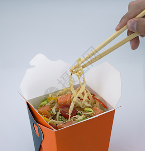 盒中快餐筷子食物豆子红色白色午餐美食橙子木头盒子图片