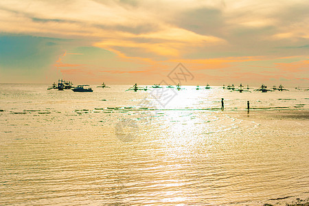 波拉凯岛日落前的帆船天空游客地平线旅游太阳日出旅行活动海岸游艇图片