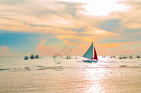 波拉凯岛日落前的帆船旅游太阳游艇旅行阳光游客地平线海景海岸血管图片