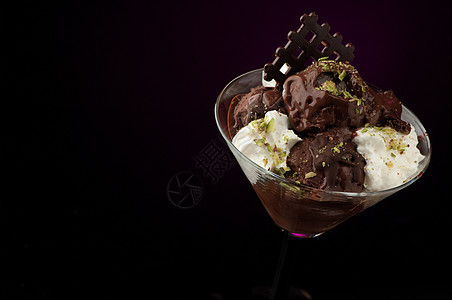 花瓶里的冰淇淋白色玻璃圣代饼干香草巧克力紫色食物乳白色甜点图片