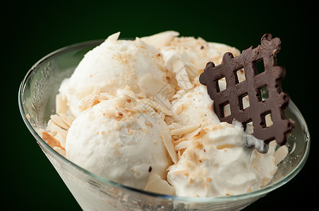 花瓶里的冰淇淋玻璃甜点棕色香草圣代绿色白色巧克力食物气球图片
