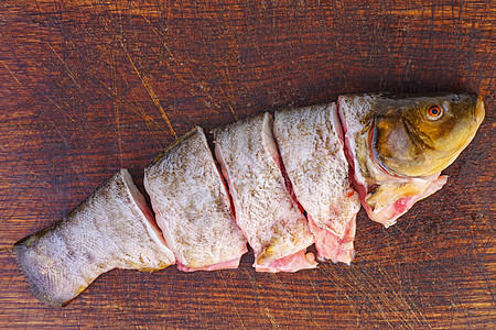 切鱼和现成的熟食鱼图片
