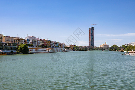 瓜达尔基韦尔河和塞维利亚德里亚纳大桥的景象图片
