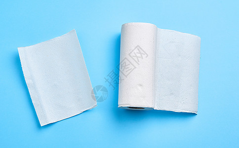 蓝色背景的白纸巾卷图片
