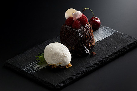 黑色背景上含有果莓的蛋糕水果烹饪盘子巧克力面包叶子甜点浆果小吃奶油图片