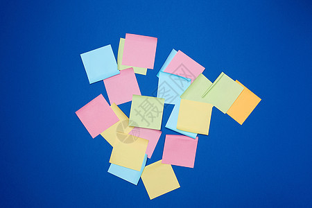 深色上不同颜色的多彩白纸贴纸粉色笔记纸笔记备忘录商业床单绿色黄色正方形记忆图片