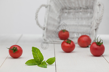 白色篮子里的西红柿绿色叶子柳条食物沙拉降解红色植物营养蔬菜图片