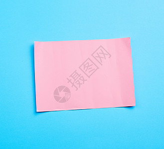蓝色横幅与粉红色纸张卷曲的纸张设计图片