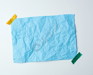 用胶带粘上的蓝色皱巴巴的纸邮政别针小样磁带胶合海报皱纹绿色床单纸板图片