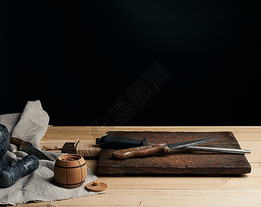 一把旧尖利刀和锋利刀 手柄在木制的后门上用具厨房砧板工具木头木板工作食物桌子锐化图片