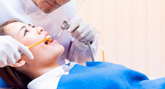 牙科诊所的牙科和牙齿保健概念 牙医为年轻的亚洲患者检查牙齿假牙陶瓷手术外科金属药品卫生口服技术维修图片