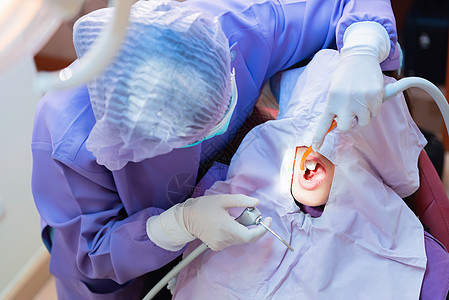牙科诊所的牙科和牙齿保健概念 牙医为年轻的亚洲患者检查牙齿陶瓷假牙替代品口服金属手术技术外科病人女士图片