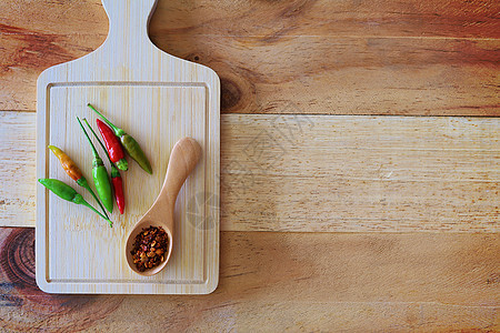 一勺辣椒和一勺新鲜辣椒 放在木制背景上厨房调味品蔬菜木板盘子香料烹饪种子薄片味道图片