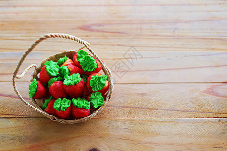 草莓制的棉花糖 篮子里有香甜的味道图片
