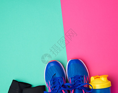 一对运动鞋 在彩色的抽象芭蕾上配有蓝色带子健身房培训师女性衣服运动鞋带紫色鞋类青年手套图片