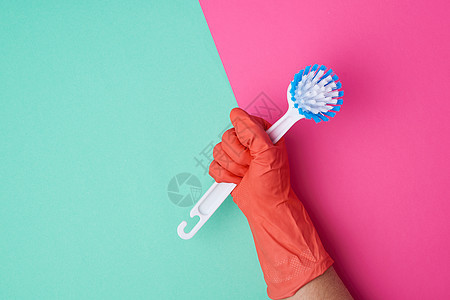 手持白塑料清洁刷子 戴保护橙色手套服务家务清洁工工具手臂女士女性粉色手指擦洗图片