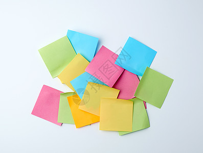白背景上多色纸方贴纸堆叠图软垫记忆办公室黄色粉色备忘录笔记笔记纸空白蓝色图片