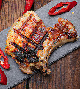 肋骨上的猪肉炒牛排 躺在黑板上香菜炙烤午餐牛扒猪肉蔬菜木头鱼片辣椒桌子图片
