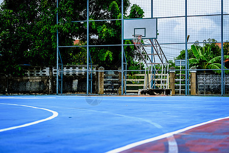 户外公共篮球法院竞赛天空花园娱乐场地民众篮子健身房蓝色圆圈图片