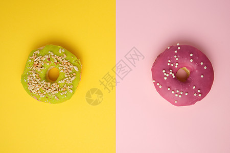 圆形甜甜甜圈 在明亮的多彩色上喷洒磨砂小吃食物派对蛋糕巧克力奶油早餐面团糕点图片