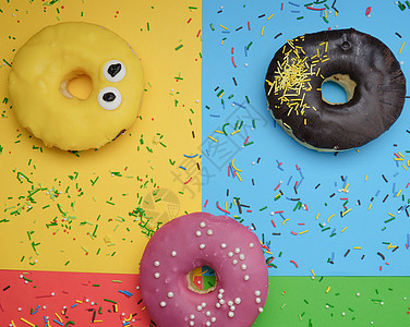圆形甜甜甜圈 在明亮的多彩色上喷洒奶油面包糕点营养派对风格甜点装饰圆圈巧克力图片