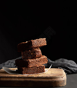 棕色上巧克力蛋糕饼的方形烤面包块正方形糕点甜点乡村食物巧克力蛋糕桌子美食厨房图片