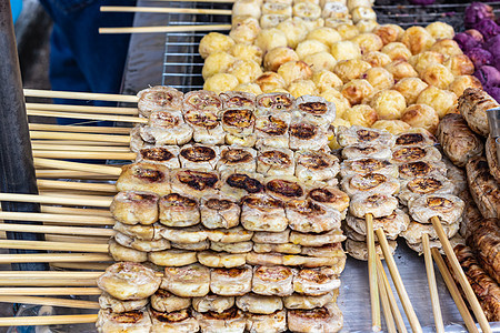 泰国街头食品摊位上的甘甜香蕉糖香蕉饮食美食乌贼章鱼烧烤食物小吃炙烤市场餐厅图片