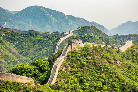 中国长城在绿山和山丘之间的全景世界旅行边界建筑学石头小路历史性爬坡障碍防御图片