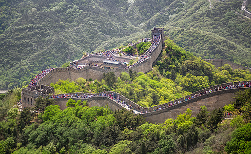 中国长城在绿山和山丘之间的全景障碍地标遗产防御石头建筑学小路历史性文化游客图片