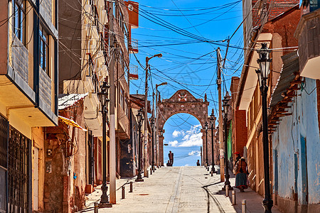 普诺有线街道 与殖民西班牙拱门背景图片