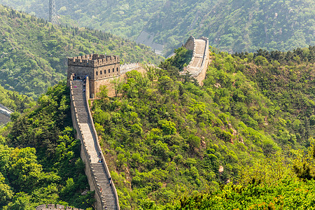 中国长城在绿山和山丘之间的全景旅游历史文化历史性边界石头岗楼建筑学障碍地标图片