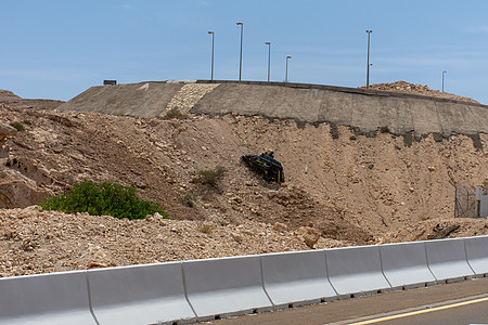 一次山地高速公路的卡车撞倒 在危险的罗阿车悬崖上高清图片