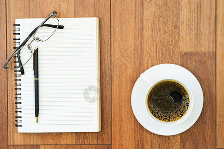 玻璃眼和纸笔 在木板上加咖啡杯日记咖啡眼镜书样机职场奶制品时光笔记本小样桌子图片