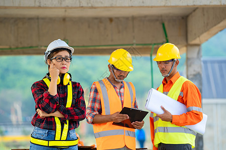 亚洲工程师或建筑师和建筑工人集团 10月15日图片