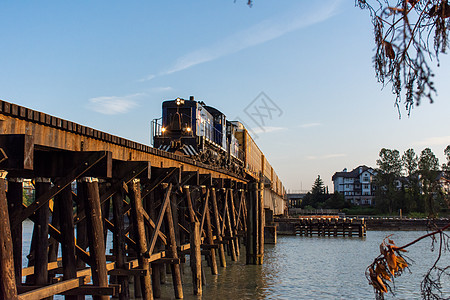 与加拿大铁轨搭配的新西敏斯特古老木火车桥旅行铁路线穿越交通木头反射过境城市旅游火车图片