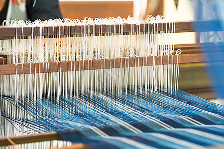 将丝棉编织在手工木质织布上工厂机器卷轴纺织品纺纱织物棉布工作材料技术图片