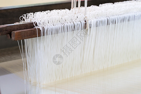 将丝棉编织在手工木质织布上工人纺织品丝绸技术织物材料卷轴纤维纺纱工厂图片