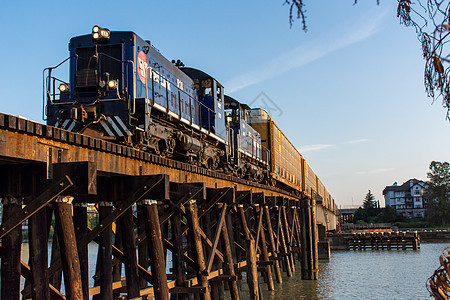 与加拿大铁轨搭配的新西敏斯特古老木火车桥旅游铁路线交通天空火车反射木头建筑金属穿越图片