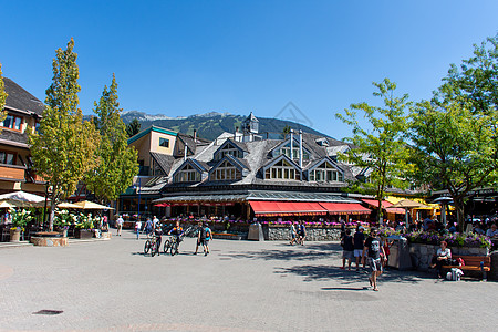 夏天的Whistler村街道 在漫步中观望天空顶峰旅游旅行蓝色树木远足石头哨子环境图片