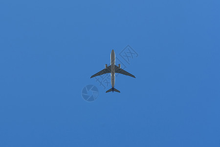 天空中飞机的底视图 带有空白复制空间引擎运输车辆航班翅膀空气天线假期航空公司机器图片