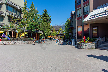 夏天的Whistler村街道 在漫步中观望哨子假期风景石头植物山脉远足环境岩石旅游图片