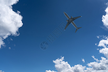 天空中飞机的底视图 带有空白复制空间旅游机器商业喷射车辆航空公司航班空气蓝天双引擎图片