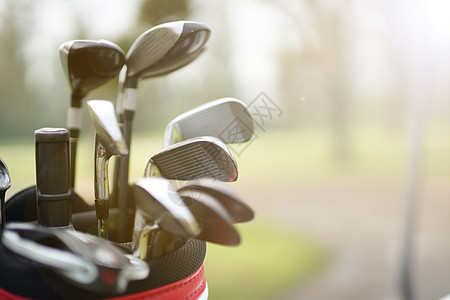 一群高尔夫球俱乐部 在高尔夫球袋中 有美景背景图片