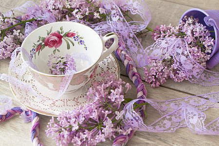 古老的茶杯 有紫罗兰花开阔的叶子 请柬的背景 贺卡 设计等图片